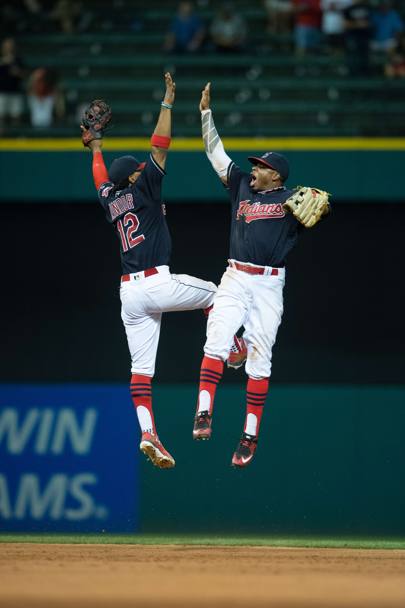 Houston Astros-Cleveland Indians. Francisco Lindor, a sinistra, e Rajai Davis dei Cleveland Indians festeggiano la vittoria contro Houston Astros. Cleveland, Ohio. (Afp)